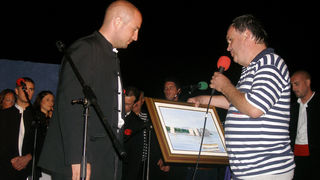 SUKOSAN, 13.08.2007. Trke tovarov, Noc svicarenja, klape Zapivajmo Kasijanu, vatromet
– direktor tzo sukosan Nikola Milosevic dariva klapu Sufit iz Splita
