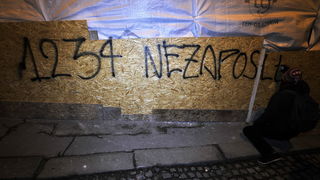 Zagreb, 040311.
Ilica.
Peti po redu, protuvladin prosvjed tzv. facebook grupe.
Na fotografiji: Prosvjednici na Cvjetnom trgu, grafit.
Foto: Boris Kovacev / CROPIX Zagreb, 040311.
Ilica.
Peti po redu, protuvladin prosvjed tzv. facebook grupe.
Na fotografiji: Prosvjednici na Cvjetnom trgu, grafit.
Foto: Boris Kovacev / CROPIX