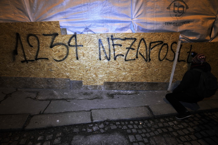 Zagreb, 040311.
Ilica.
Peti po redu, protuvladin prosvjed tzv. facebook grupe.
Na fotografiji: Prosvjednici na Cvjetnom trgu, grafit.
Foto: Boris Kovacev / CROPIX Zagreb, 040311.
Ilica.
Peti po redu, protuvladin prosvjed tzv. facebook grupe.
Na fotografiji: Prosvjednici na Cvjetnom trgu, grafit.
Foto: Boris Kovacev / CROPIX