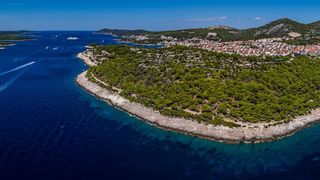 Spektakularan pogled iz zraka na uvalu i otočić Pokonji Dol kod Hvara