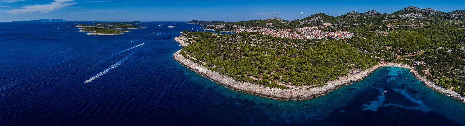 Spektakularan pogled iz zraka na uvalu i otočić Pokonji Dol kod Hvara