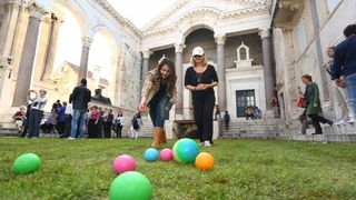 Performans na Peristilu: Doručak na travi. Photo: Miranda Cikotic/PIXSELL
