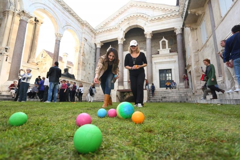 Performans na Peristilu: Doručak na travi. Photo: Miranda Cikotic/PIXSELL