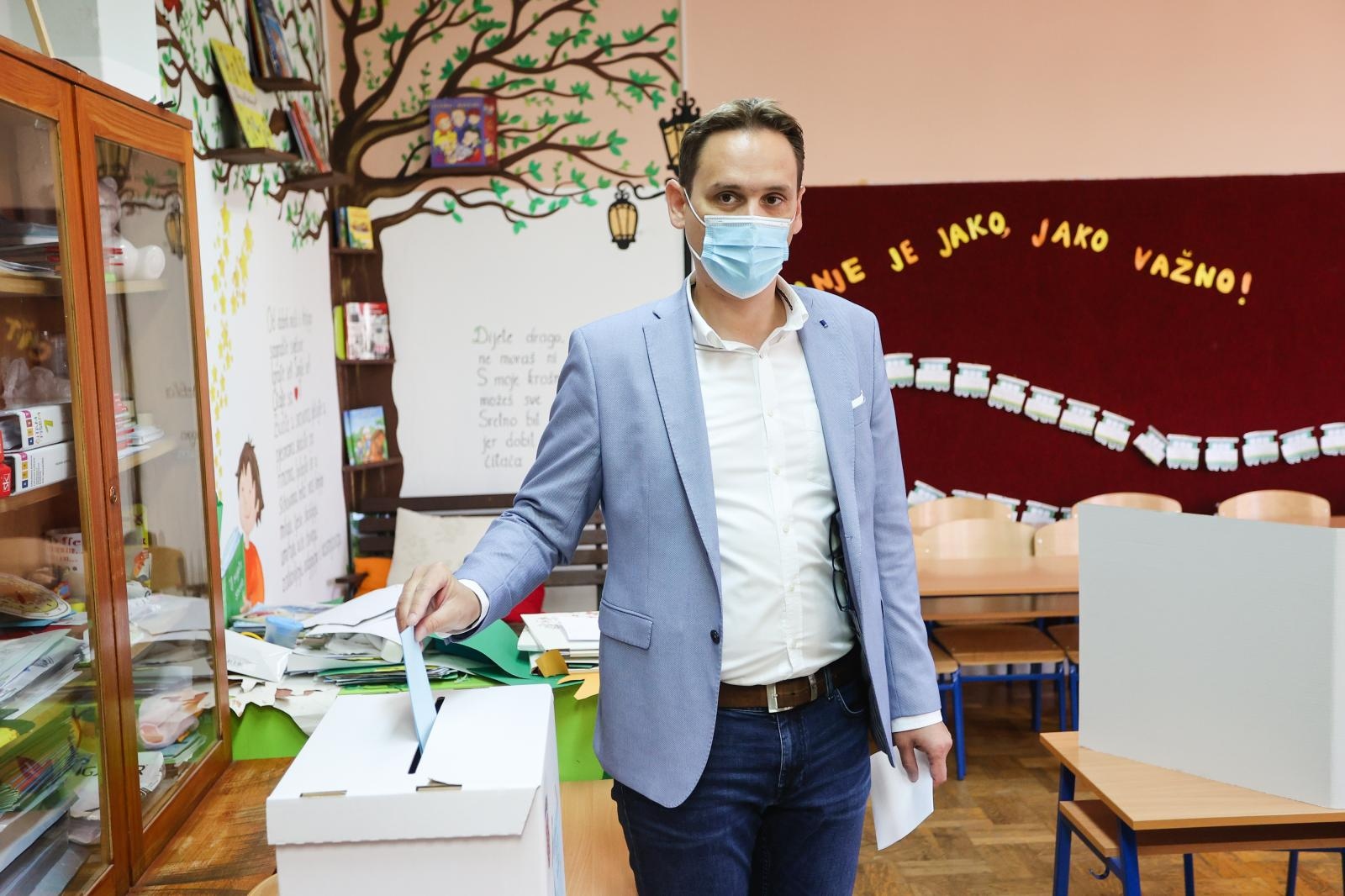 Kandidat za gradonačelnika Marko Vučetić i kandidat za župana Božidar Longin izašli na birališta Kandidat za gradonačelnika Marko Vučetić i kandidat za župana Božidar Longin izašli na birališta