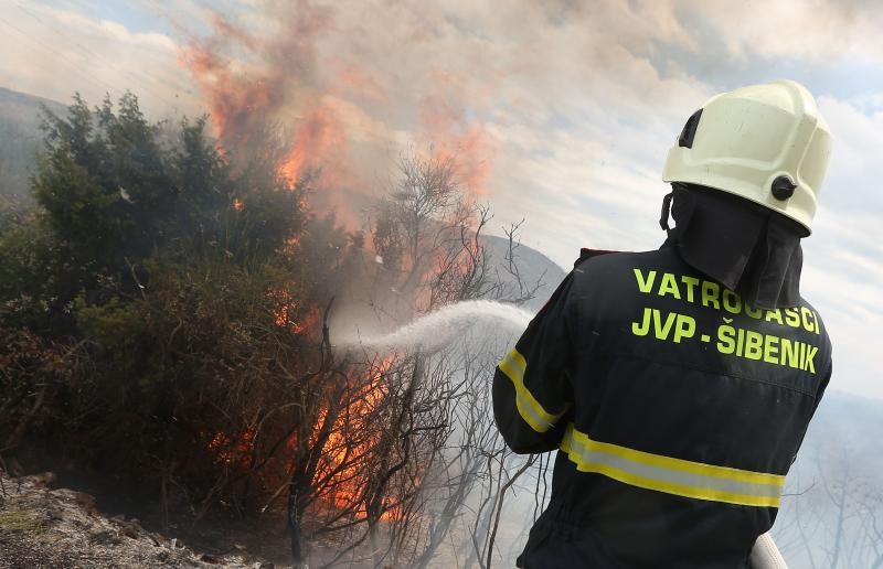 Zbog požara je zatvorena i autocesta