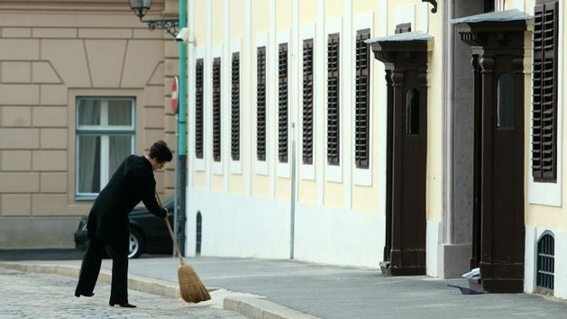 PXL – Banski dvori, metla