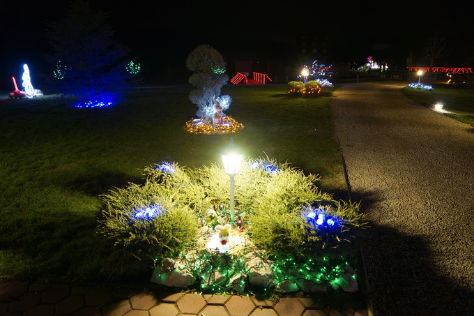 Cazma, 060412.
Obitelj Salaj iz Grabovnice kraj Cazme po prvi je put po uzoru na bozicni ugodjaj priredila i “Uskrsnu pricu”. Za tu su priliku imanje ukrasili s 2700 pisanica, zeceva, pilica i pijetlova koji svijetle po noci i ostavljaju posjetioce bez da