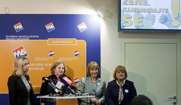 Zagreb, 031212.
U sredisnjici HNS-a odrzana je konferencija za medije HNS-liberalnih demokrata povodom kampanje Zenske inicijative HNS-a, “Zene kandidirajte se”.
Na fotografiji: Sonja Konig (predsjednica Zenske inicijative HNS-a), Andrea Zlatar Violic (mi