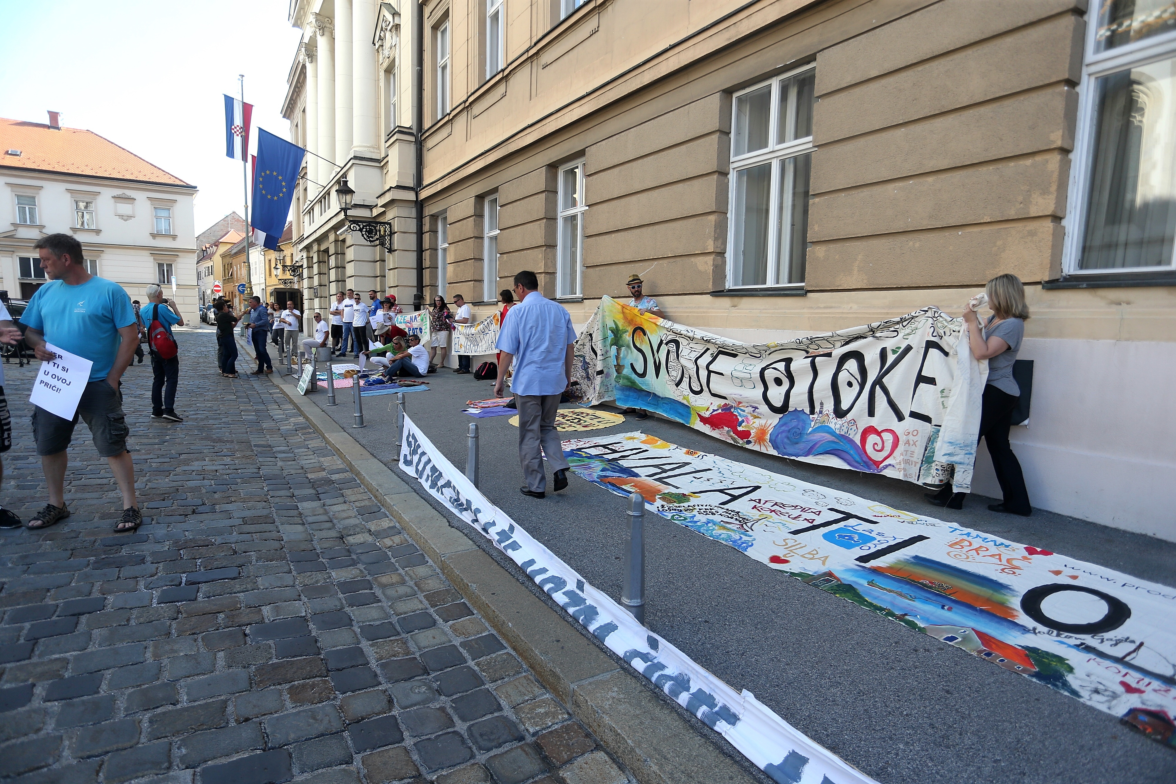 Otočani Markov trg pretvorili u plažu Otočani Markov trg pretvorili u plažu