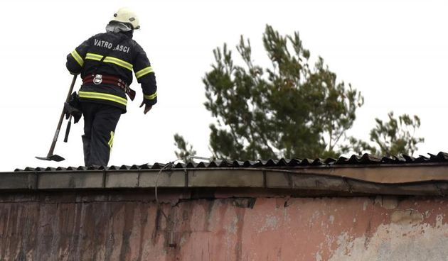 Benkovac: Lokaliziran požar u bivšoj tvornici plastike Kepol plast. Foto: Dino Stanin/PIXSELL