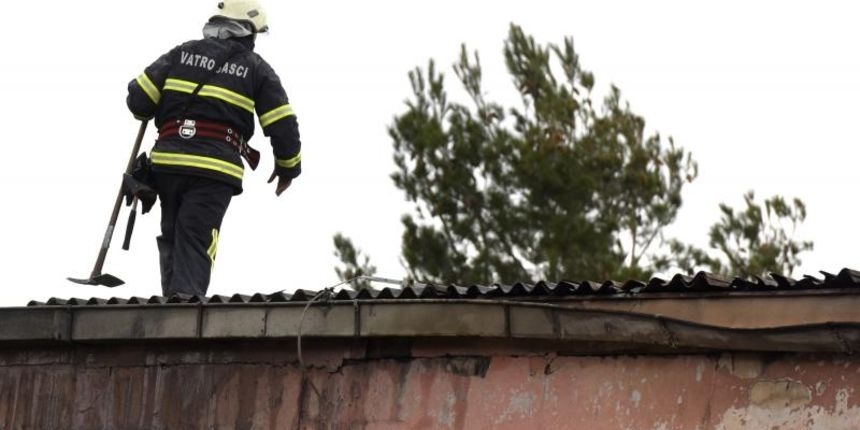 Benkovac: Lokaliziran požar u bivšoj tvornici plastike Kepol plast. Foto: Dino Stanin/PIXSELL Benkovac: Lokaliziran požar u bivšoj tvornici plastike Kepol plast. Foto: Dino Stanin/PIXSELL