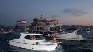 Svečani doček zadarskih Vatrenih: Jedrenjakom Branimir plovili od Gradskog mosta do gata na zadarskoj rivi