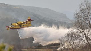 Veliki požar kod Ražanca uz vatrogasce gasili kanader i air tractor