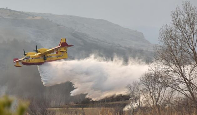 Veliki požar kod Ražanca uz vatrogasce gasili kanader i air tractor