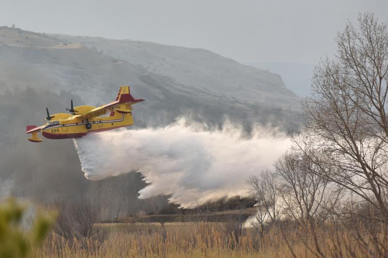 Veliki požar kod Ražanca uz vatrogasce gasili kanader i air tractor