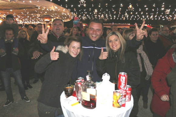 Virani 2016. godinu dočekali uz Lidiju Bačić, Leteći odred i spektakularan vatromet Virani 2016. godinu dočekali uz Lidiju Bačić, Leteći odred i spektakularan vatromet