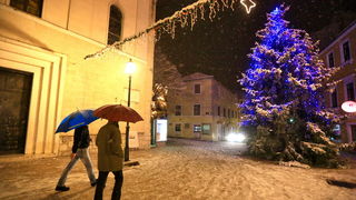Sinj, 101212. 
Ciklona Simenka je veceras donijela pravi snijezni ugodjaj u Sinju.
Na slici Snijezni ugodjaj u Sinju.
Foto: Zvonimir Barisin / CROPIX