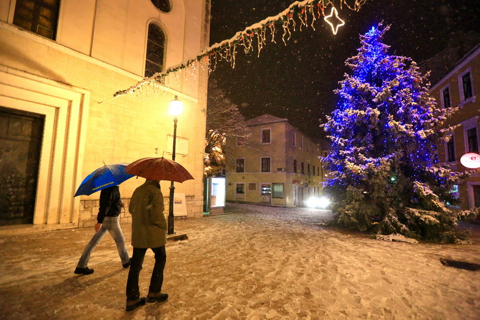 Sinj, 101212. 
Ciklona Simenka je veceras donijela pravi snijezni ugodjaj u Sinju.
Na slici Snijezni ugodjaj u Sinju.
Foto: Zvonimir Barisin / CROPIX