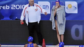 Zagreb, 310810.
Bazen Mladosti, Jarunska 5.
Utakmica zenskog vaterpola u sklopu Europskog prvenstva, izmedju Hrvatske i Rusije.
Na slici: trener Ruskinja Alexandr Kabanov sa igracicama.
Foto: Boris Kovacev / CROPIX Zagreb, 310810.
Bazen Mladosti, Jarunska 5.
Utakmica zenskog vaterpola u sklopu Europskog prvenstva, izmedju Hrvatske i Rusije.
Na slici: trener Ruskinja Alexandr Kabanov sa igracicama.
Foto: Boris Kovacev / CROPIX