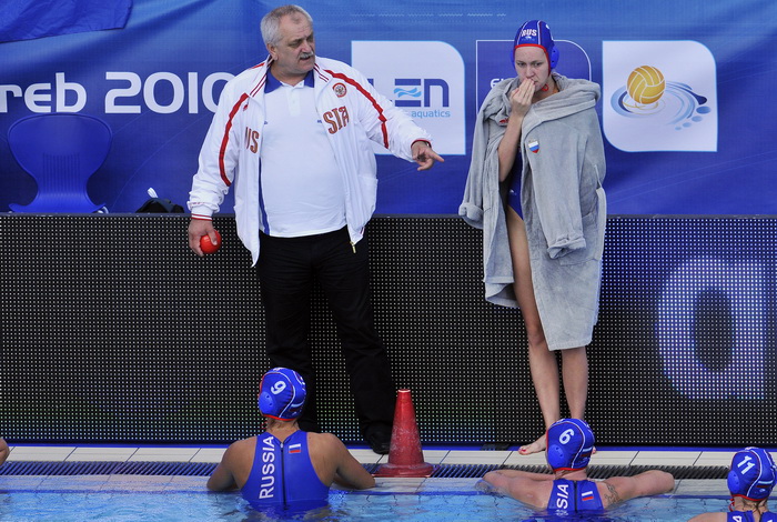 Zagreb, 310810.
Bazen Mladosti, Jarunska 5.
Utakmica zenskog vaterpola u sklopu Europskog prvenstva, izmedju Hrvatske i Rusije.
Na slici: trener Ruskinja Alexandr Kabanov sa igracicama.
Foto: Boris Kovacev / CROPIX Zagreb, 310810.
Bazen Mladosti, Jarunska 5.
Utakmica zenskog vaterpola u sklopu Europskog prvenstva, izmedju Hrvatske i Rusije.
Na slici: trener Ruskinja Alexandr Kabanov sa igracicama.
Foto: Boris Kovacev / CROPIX