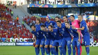 U dvoboju zadnjeg, 3. kola D skupine EURA u Bordeauxu igraju nogometaši Hrvatske i Španjolske (1-1).   Pred 40.000 gledatelja na stadionu Matmut Atlantic sudi Bjorn Kuipers.    Strijelci: 0-1 Morata (7), 1-1 Kalinić (45)