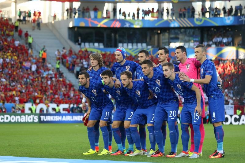 U dvoboju zadnjeg, 3. kola D skupine EURA u Bordeauxu igraju nogometaši Hrvatske i Španjolske (1-1).   Pred 40.000 gledatelja na stadionu Matmut Atlantic sudi Bjorn Kuipers.    Strijelci: 0-1 Morata (7), 1-1 Kalinić (45)
