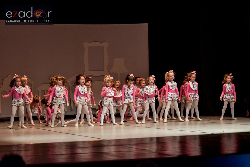 Predstava “Odgojoj” Plesne udruge Gesta u HNK Zadar