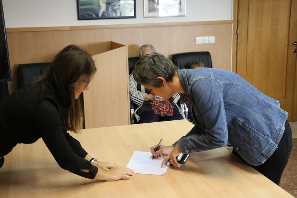 Vir: Dodjela materijalne pomoći roditeljima za nabavku udžbenika i školske opreme Vir: Dodjela materijalne pomoći roditeljima za nabavku udžbenika i školske opreme