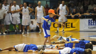 Zadar, 230912
Dvorana Jazine.
Humanitarna utakmica “Za Stephanie smo vratili kosarku u Jazine” na kojoj su nastupile brojne bivse zvijezde KK Zadra poput Dina Radje, Arijana Komazeca, Gordana Giriceka i drugih.
Na fotografiji: u pauzama su nastupali brea Zadar, 230912
Dvorana Jazine.
Humanitarna utakmica “Za Stephanie smo vratili kosarku u Jazine” na kojoj su nastupile brojne bivse zvijezde KK Zadra poput Dina Radje, Arijana Komazeca, Gordana Giriceka i drugih.
Na fotografiji: u pauzama su nastupali brea