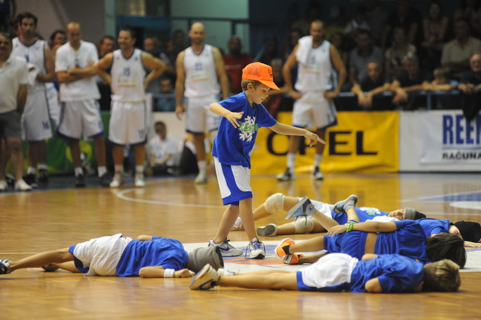 Zadar, 230912
Dvorana Jazine.
Humanitarna utakmica “Za Stephanie smo vratili kosarku u Jazine” na kojoj su nastupile brojne bivse zvijezde KK Zadra poput Dina Radje, Arijana Komazeca, Gordana Giriceka i drugih.
Na fotografiji: u pauzama su nastupali brea Zadar, 230912
Dvorana Jazine.
Humanitarna utakmica “Za Stephanie smo vratili kosarku u Jazine” na kojoj su nastupile brojne bivse zvijezde KK Zadra poput Dina Radje, Arijana Komazeca, Gordana Giriceka i drugih.
Na fotografiji: u pauzama su nastupali brea