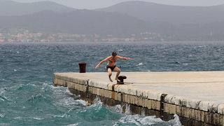 Kupači na zadarskoj rivi 19. svibnja 2013.  Foto: Roberto Lerga