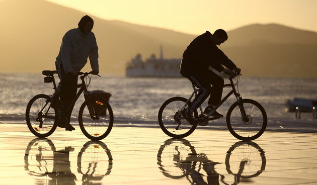 Zadar, 021210.
Nakon vise kisnih dana danas poslije podne na zadarskoj rivi pojavilo se sunce.
Na fotografiji: biciklisti na “Pozdravu suncu”.
Foto: Vladimir Ivanov / CROPIX