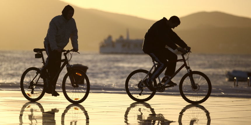 Zadar, 021210.
Nakon vise kisnih dana danas poslije podne na zadarskoj rivi pojavilo se sunce.
Na fotografiji: biciklisti na “Pozdravu suncu”.
Foto: Vladimir Ivanov / CROPIX Zadar, 021210.
Nakon vise kisnih dana danas poslije podne na zadarskoj rivi pojavilo se sunce.
Na fotografiji: biciklisti na “Pozdravu suncu”.
Foto: Vladimir Ivanov / CROPIX