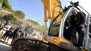 Sibenik ,160910.
Marina Mandalina
Treci Adriatic Boat Show otvoren i traje 4 dana u kojem ce posjetitelji imati priliku vidjeti preko 150 plovila i preko 175 standova sa ponudom svega vezanog more i brodove
na slici Goran Prgin NCP i Hunsnu Akhan presjedn