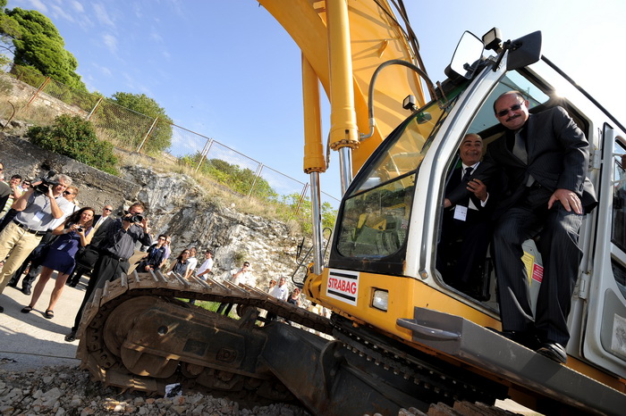 Sibenik ,160910.
Marina Mandalina
Treci Adriatic Boat Show otvoren i traje 4 dana u kojem ce posjetitelji imati priliku vidjeti preko 150 plovila i preko 175 standova sa ponudom svega vezanog more i brodove
na slici Goran Prgin NCP i Hunsnu Akhan presjedn