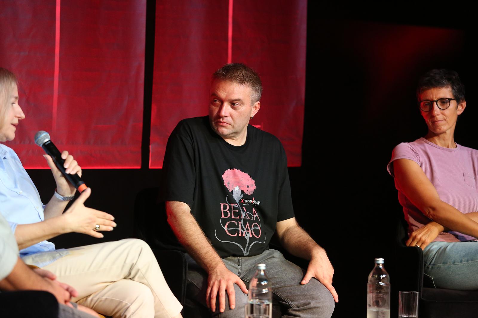 U kući umjetnosti Arsen održan okrugli stol: ‘Novinarstvo kao javno dobro ili korporativno zlo’ U kući umjetnosti Arsen održan okrugli stol: ‘Novinarstvo kao javno dobro ili korporativno zlo’