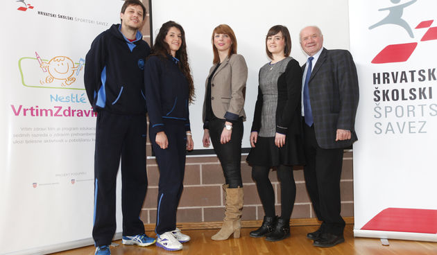 s lijeva na desno: Antonio Surać, odbojkaš, Marija Pehar, odbojkašica, Irena Kurtanjek, Nestlé Adriatic, Mirja Jošić, nutricionistkinja, Nikica Perković, predsjednik Hrvatskog školskog športskog saveza