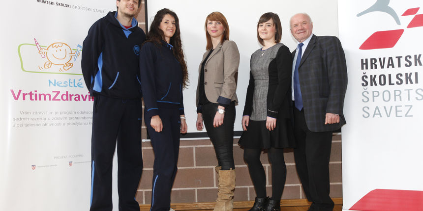 s lijeva na desno: Antonio Surać, odbojkaš, Marija Pehar, odbojkašica, Irena Kurtanjek, Nestlé Adriatic, Mirja Jošić, nutricionistkinja, Nikica Perković, predsjednik Hrvatskog školskog športskog saveza s lijeva na desno: Antonio Surać, odbojkaš, Marija Pehar, odbojkašica, Irena Kurtanjek, Nestlé Adriatic, Mirja Jošić, nutricionistkinja, Nikica Perković, predsjednik Hrvatskog školskog športskog saveza