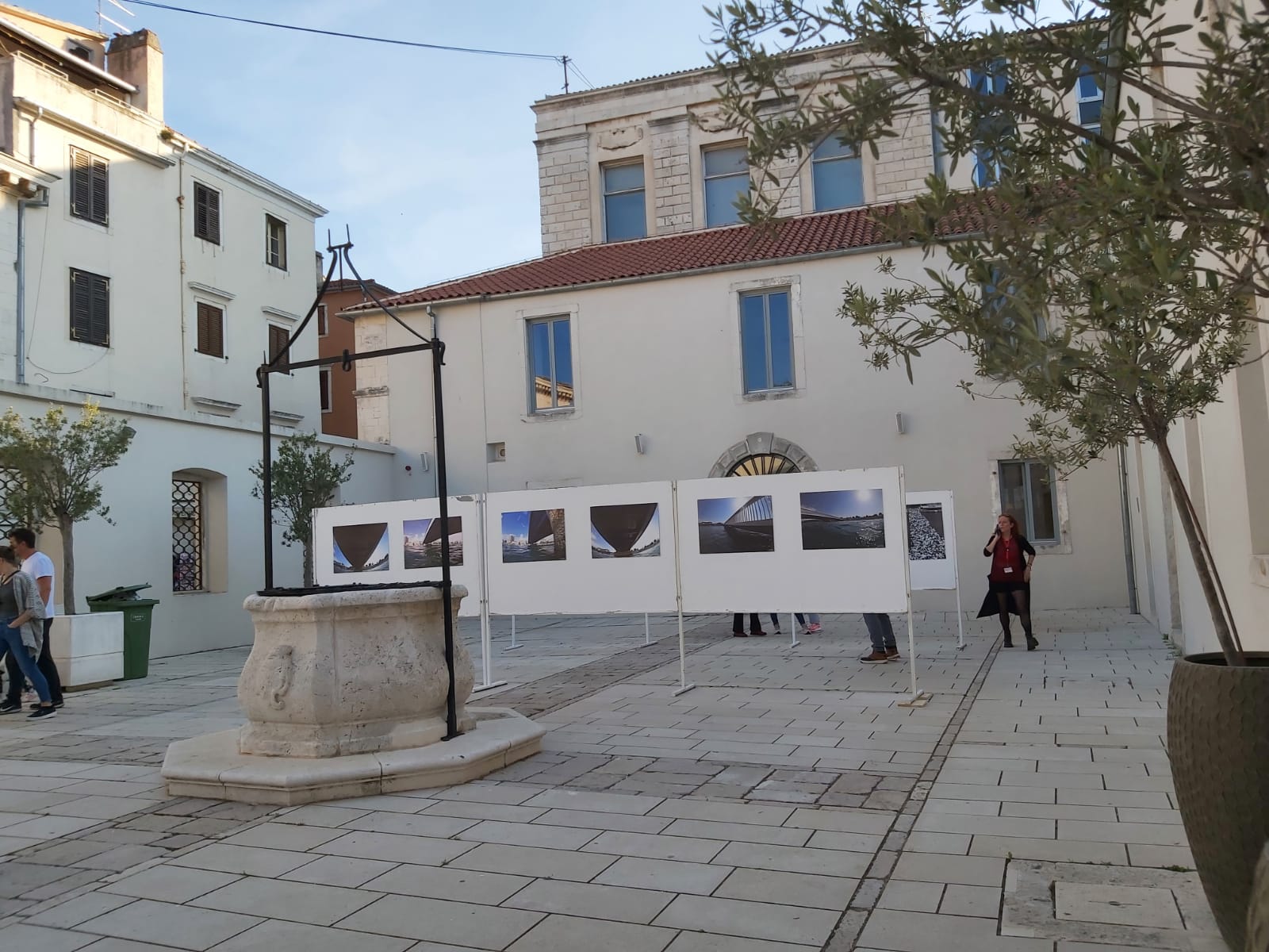Izložba fotografija posvećenih zadarskom mostu u atriju palače Cedulin
