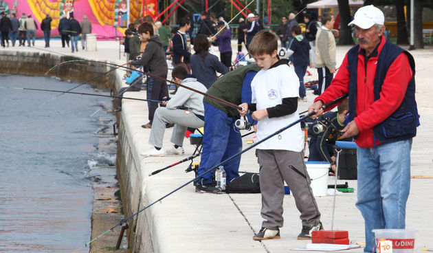 U organizaciji SRD-a (Sportsko ribolovno drustvo) Zubatac na obali Kralja Petra Kresimira IV u Zadru, odrzano je 2. otvoreno Prvenstvo Osnovih skola Grada Zadra u sportskom ribolovu (Foto: Vladimir Ivanov/CROPIX)