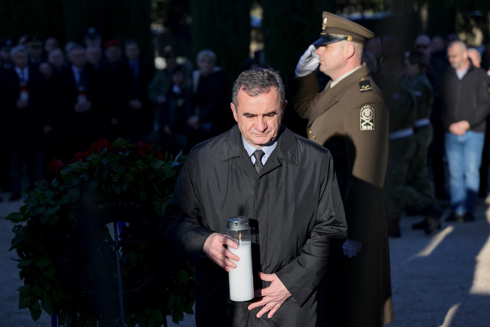 Na Gradskom groblju položeni vijenci povodom obilježavanja 33. obljetnice 72. bojne Vojne policije Na Gradskom groblju položeni vijenci povodom obilježavanja 33. obljetnice 72. bojne Vojne policije