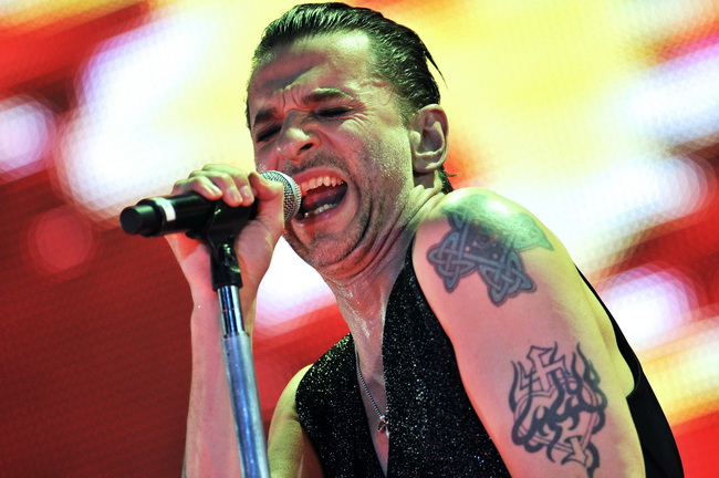 Zagreb, 140210.
Arena Zagreb, Laniste.
Koncert engleske rock skupine Depeche Mode.
Na slici: David Gahan.
Foto: Boris Kovacev / CROPIX