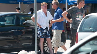 Zadar, 220612
Mnogi su iskoristili praznike kako bi povezali produzeni vikend i otisli na more pa je tako danas u zadarskoj trajektnoj luci pojacan promet.
Na fotografiji: Zdravko Pevec (u bijeloj kosulji) posjetio je Zadar.
Foto: Luka Gerlanc / CROPIX Zadar, 220612
Mnogi su iskoristili praznike kako bi povezali produzeni vikend i otisli na more pa je tako danas u zadarskoj trajektnoj luci pojacan promet.
Na fotografiji: Zdravko Pevec (u bijeloj kosulji) posjetio je Zadar.
Foto: Luka Gerlanc / CROPIX