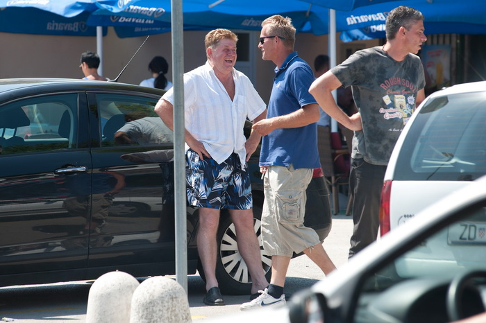 Zadar, 220612
Mnogi su iskoristili praznike kako bi povezali produzeni vikend i otisli na more pa je tako danas u zadarskoj trajektnoj luci pojacan promet.
Na fotografiji: Zdravko Pevec (u bijeloj kosulji) posjetio je Zadar.
Foto: Luka Gerlanc / CROPIX Zadar, 220612
Mnogi su iskoristili praznike kako bi povezali produzeni vikend i otisli na more pa je tako danas u zadarskoj trajektnoj luci pojacan promet.
Na fotografiji: Zdravko Pevec (u bijeloj kosulji) posjetio je Zadar.
Foto: Luka Gerlanc / CROPIX