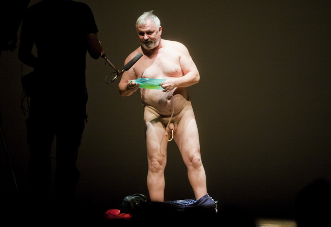 Zagreb, 230912.
Veceras je u KD Vatroslav Lisinski premijerno izvedena predstava Montazstroja 55+ u kojoj volonterski glumi 55 anonimaca starijih od 55 godina.
Foto: Neja Markicevic / CROPIX Zagreb, 230912.
Veceras je u KD Vatroslav Lisinski premijerno izvedena predstava Montazstroja 55+ u kojoj volonterski glumi 55 anonimaca starijih od 55 godina.
Foto: Neja Markicevic / CROPIX