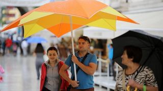 Kisni dan u centru grada nije omeo turiste u setnji i razgledavanju. Photo: Filip Brala/PIXSELL Kisni dan u centru grada nije omeo turiste u setnji i razgledavanju. Photo: Filip Brala/PIXSELL