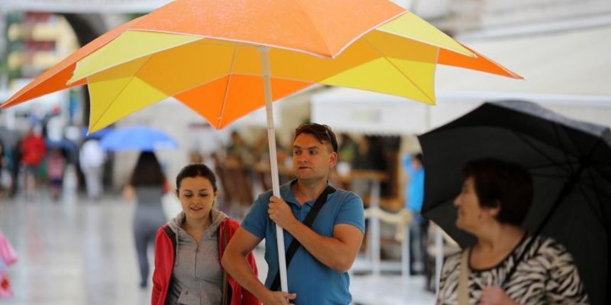 Kisni dan u centru grada nije omeo turiste u setnji i razgledavanju. Photo: Filip Brala/PIXSELL