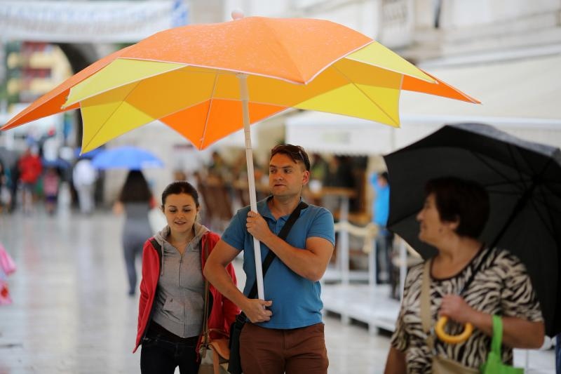 Kisni dan u centru grada nije omeo turiste u setnji i razgledavanju. Photo: Filip Brala/PIXSELL Kisni dan u centru grada nije omeo turiste u setnji i razgledavanju. Photo: Filip Brala/PIXSELL