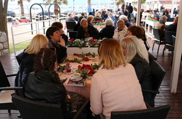 U organizaciji Općine Vir i Vir turizma virskim damama podijeljeno 400 ruža u povodu Dana žena