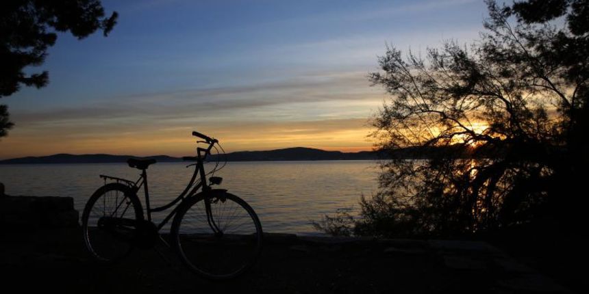 07.12.2013., Zadar – Voznja biciklom ili loviti ribu po ugodnom jesenjem danu zasigurno je bio danasnji pun pogodak za Zadrane. Photo: Filip Brala/PIXSELL Autor Filip Brala/PIXSELL KLJUČNE RIJEČI sumrak, biciklist, riva, bicikl 07.12.2013., Zadar – Voznja biciklom ili loviti ribu po ugodnom jesenjem danu zasigurno je bio danasnji pun pogodak za Zadrane. Photo: Filip Brala/PIXSELL Autor Filip Brala/PIXSELL KLJUČNE RIJEČI sumrak, biciklist, riva, bicikl